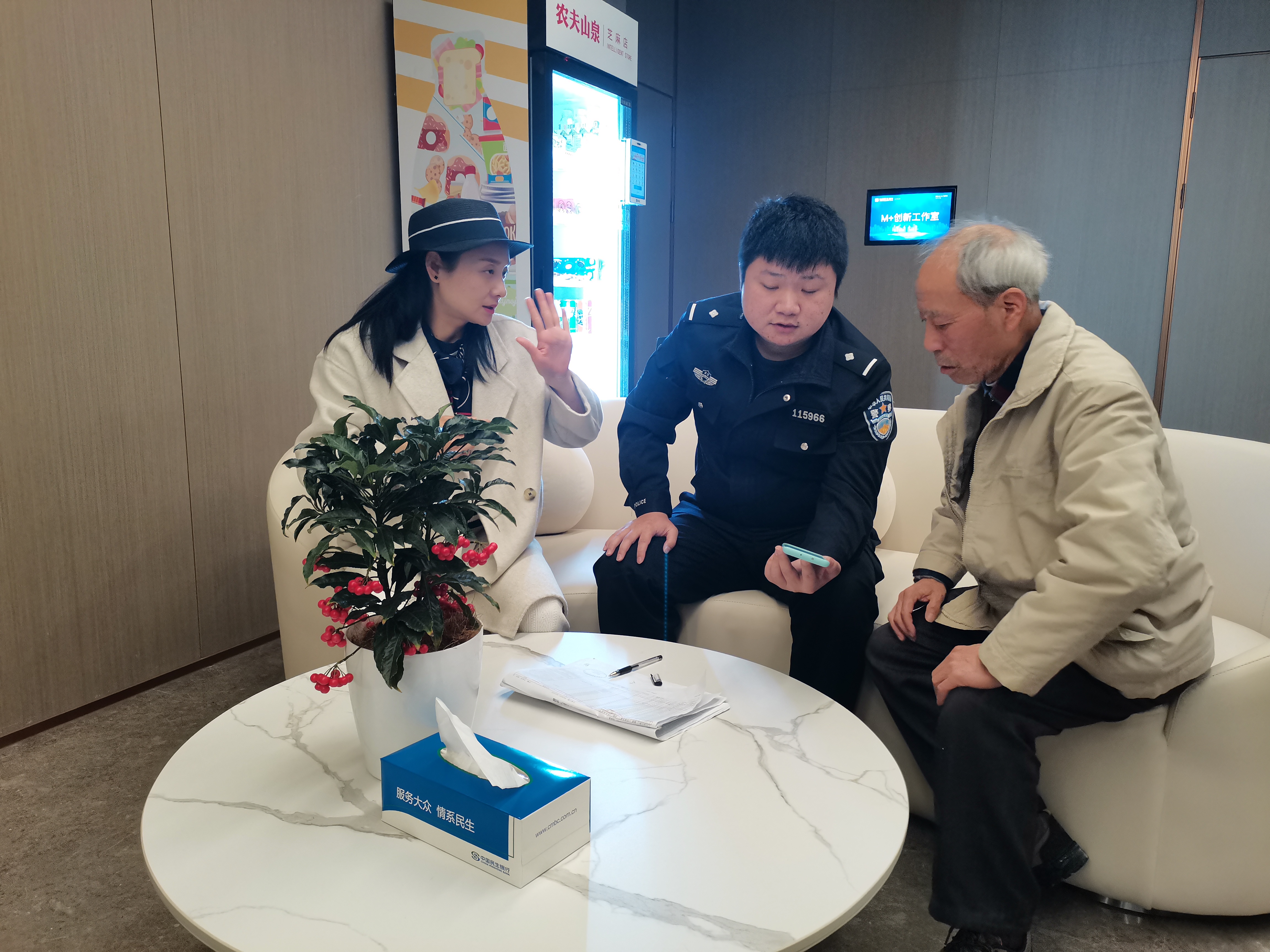 派出所翻译：译员陪同民警与听障老人沟通