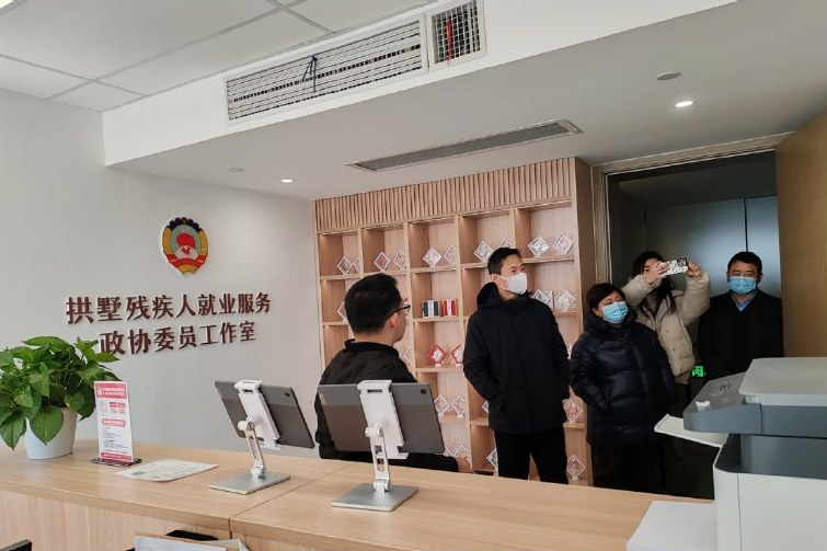 杭州市残联党组书记、理事长丁炯调研手语姐姐智能翻译平台