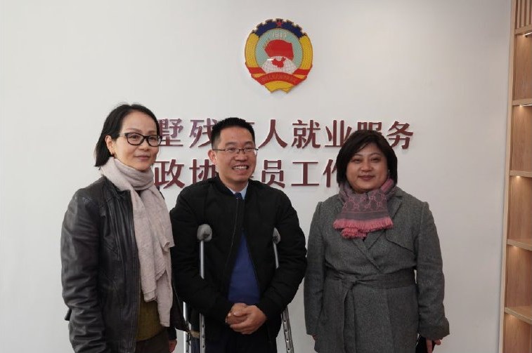 时任杭州市残联党组书记、理事长杨英英,拱墅区委常委副区长樊峥调研手语姐姐智能翻译平台