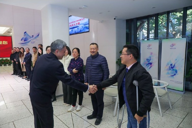 创始人詹金平向时任浙江省委副书记、杭州市委书记刘捷汇报手语姐姐智能翻译平台使用情况