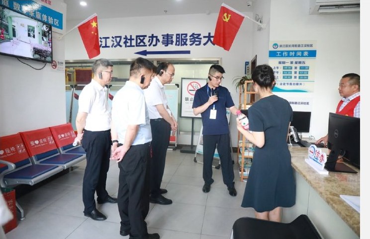 中国残联党组书记、理事长周长奎考察滨江区江汉社区